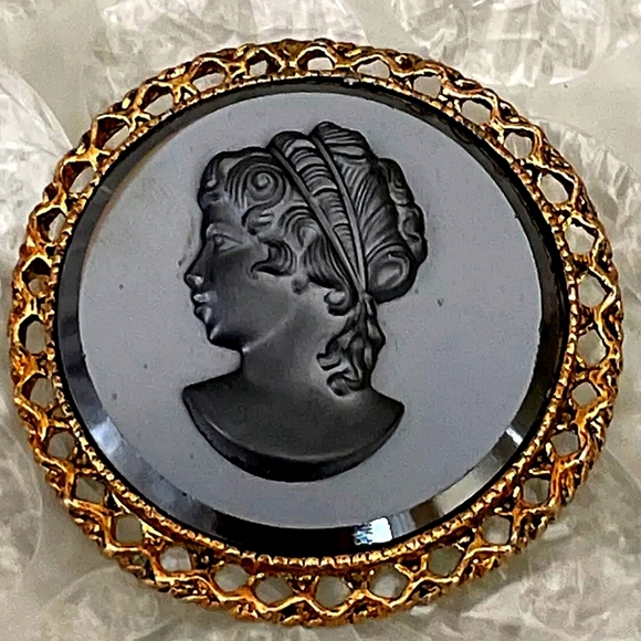 VICTORIAN STYLE VINTAGE BLACK MIRROR GLASS CAMEO BROOCH GOLD TONE FRAME - Picture 1 of 5